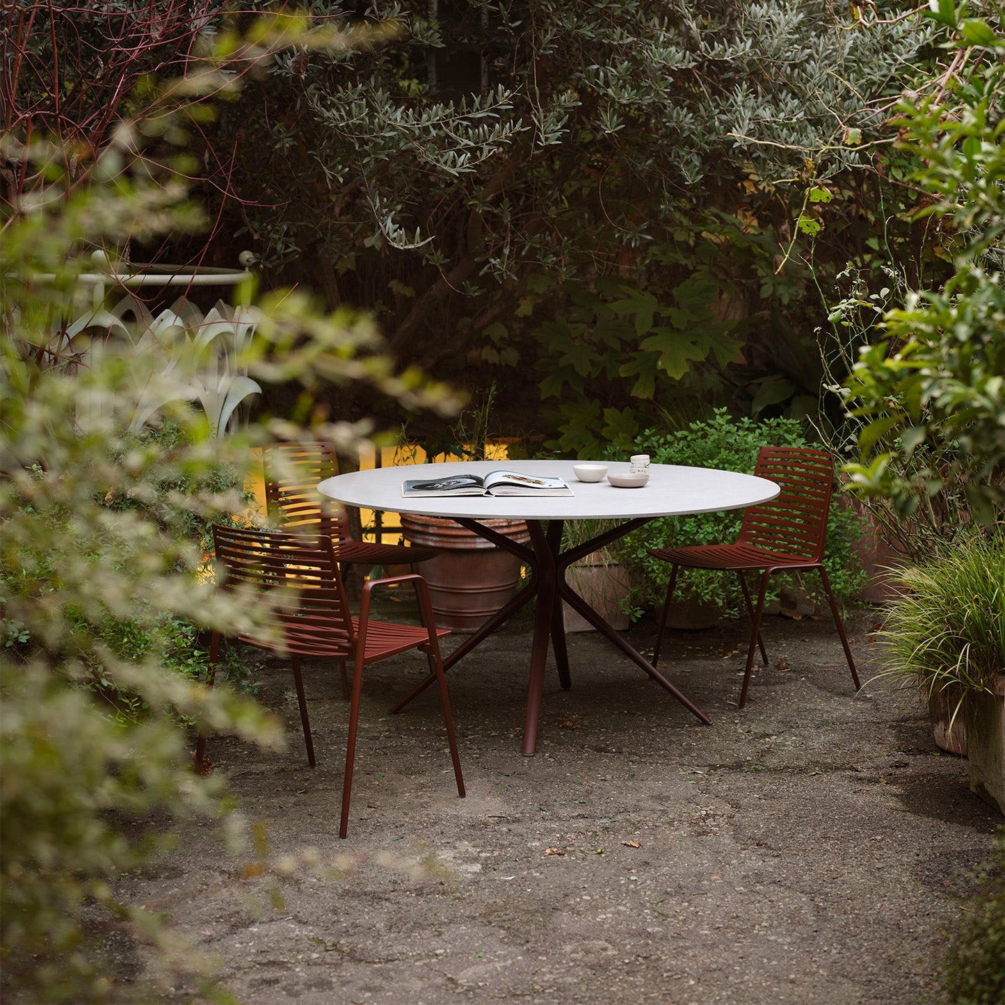 Moai Round table with top in speckled aluminium