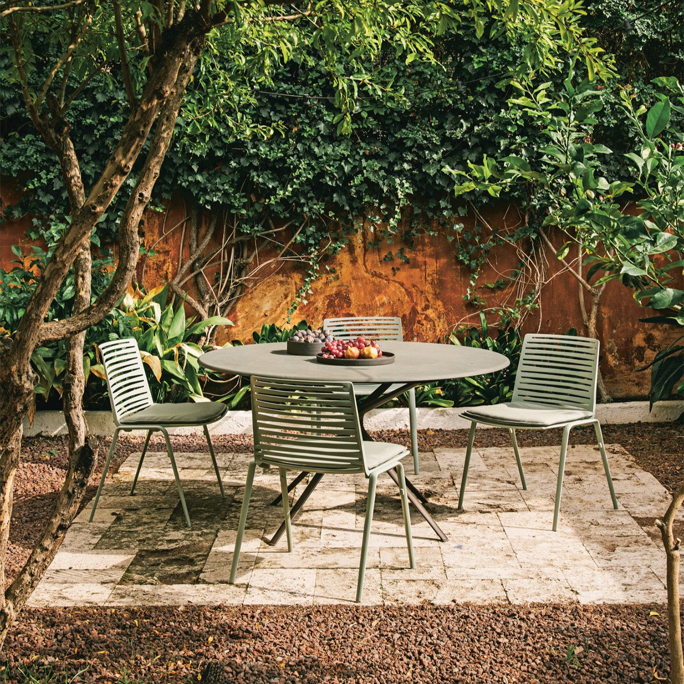 Moai Round table with top in speckled aluminium
