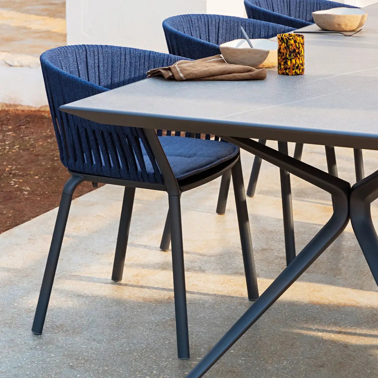 Moai Rectangle table with top in porcelain stoneware - District Furniture