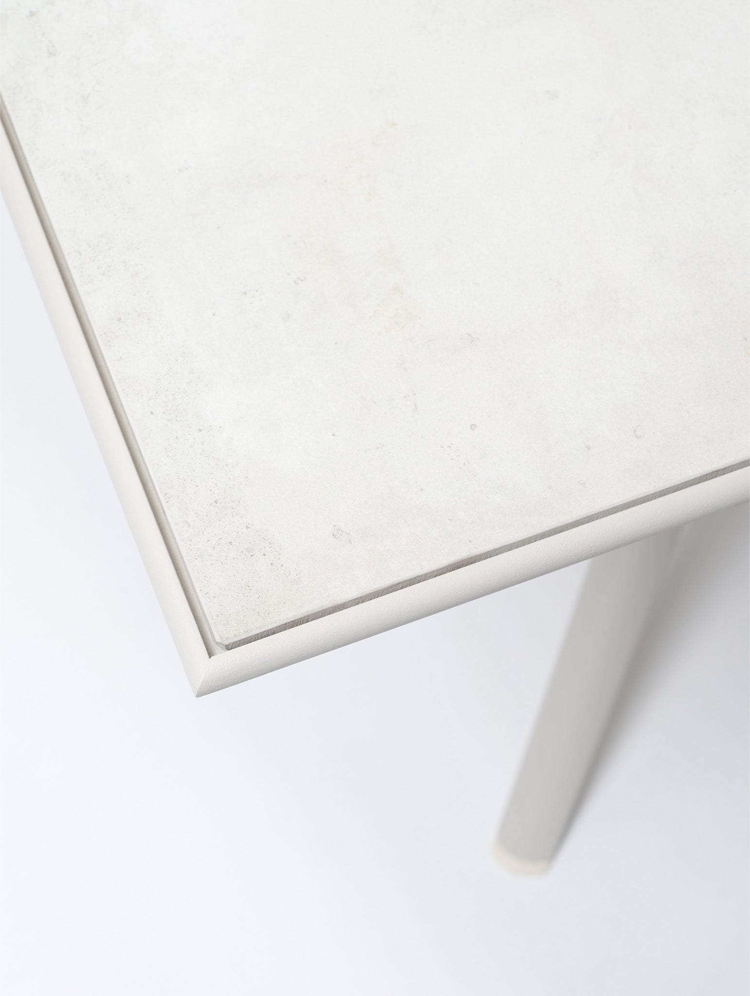 Moai Rectangle table with top in porcelain stoneware - District Furniture