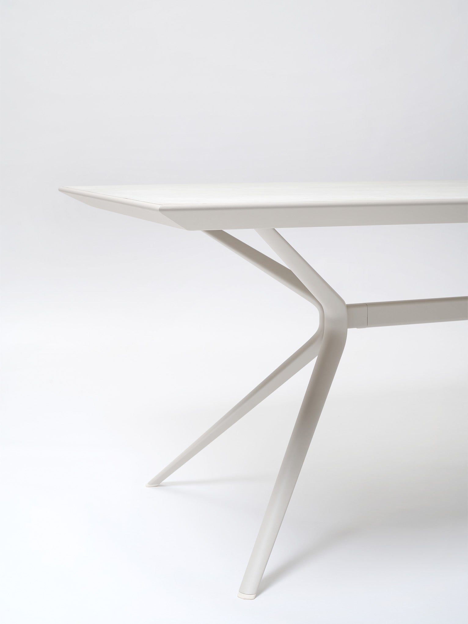 Moai Rectangle table with top in porcelain stoneware - District Furniture