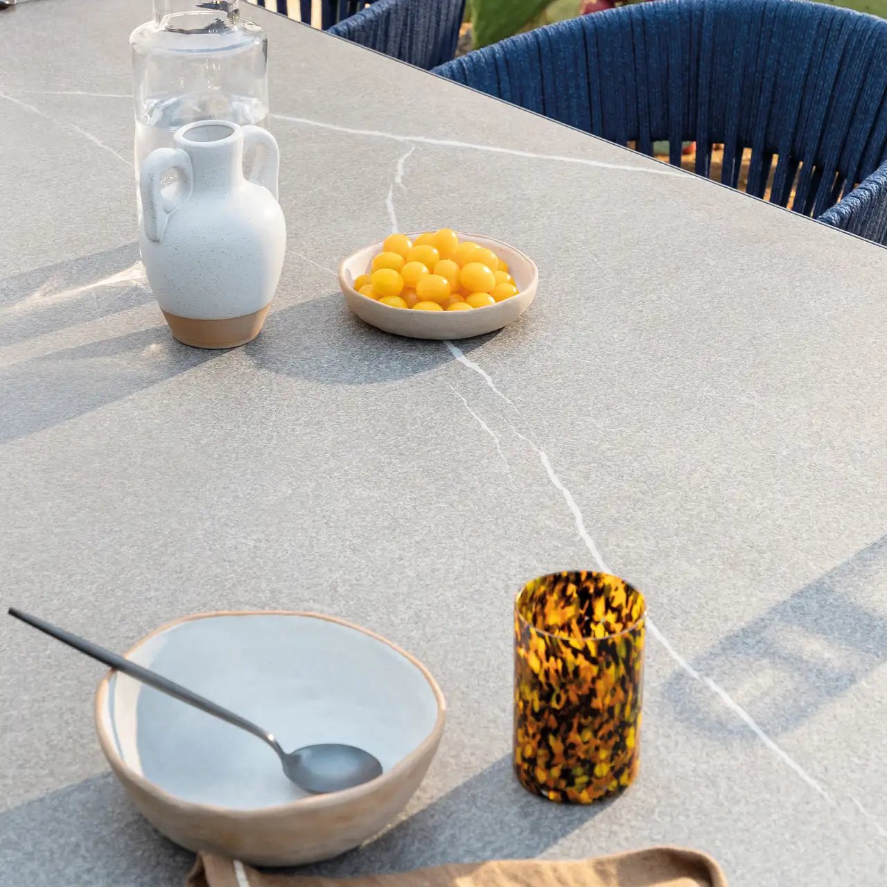 Moai Rectangle table with top in porcelain stoneware - District Furniture