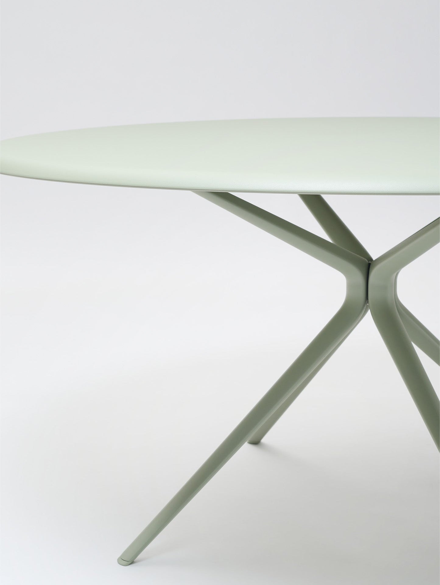 Moai Round table - District Furniture