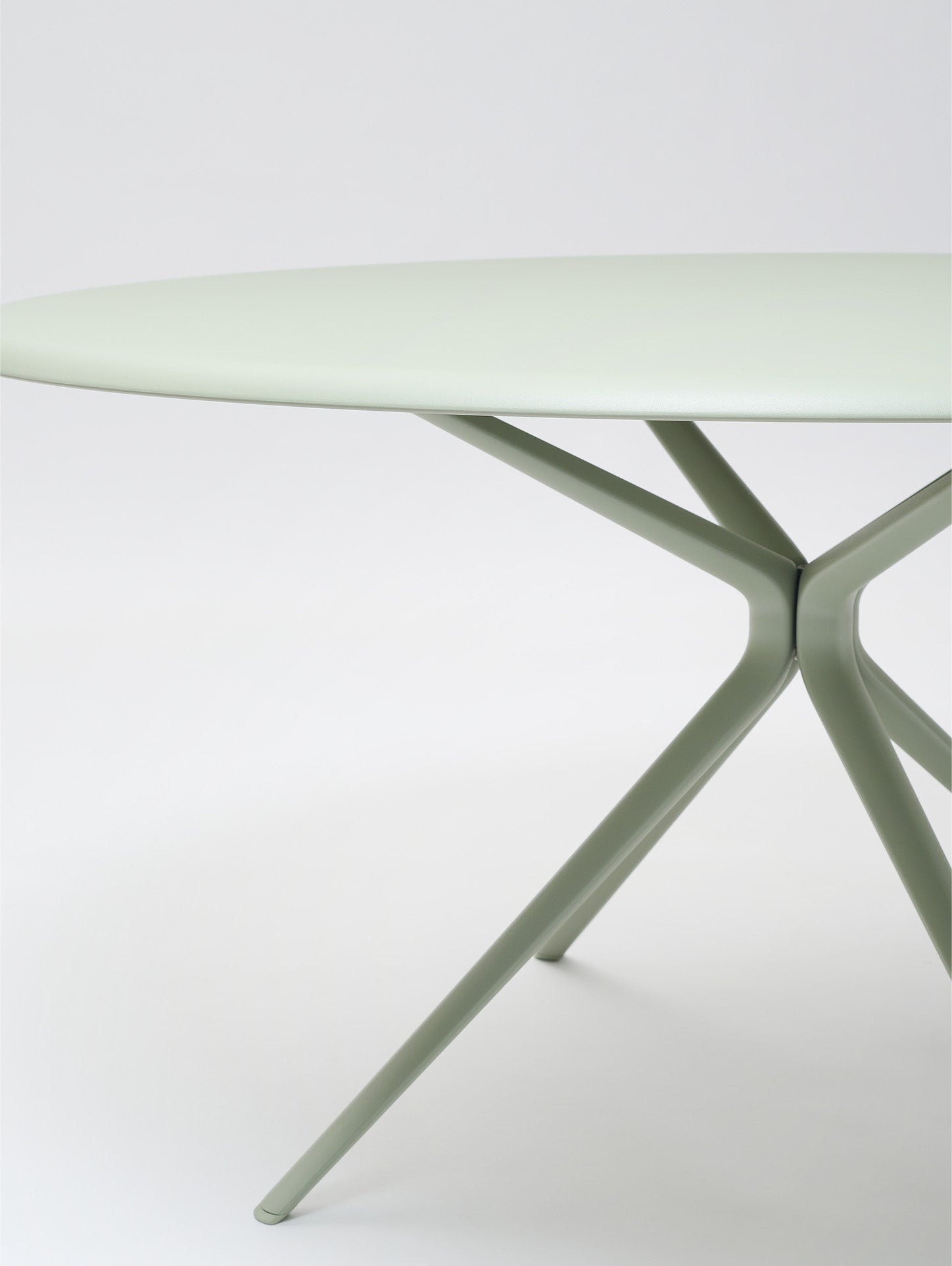 Moai Round table - District Furniture