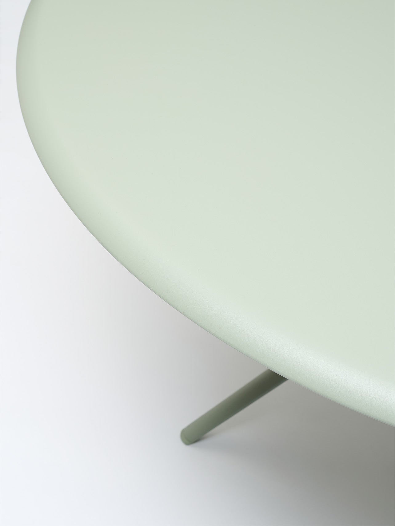 Moai Round table - District Furniture