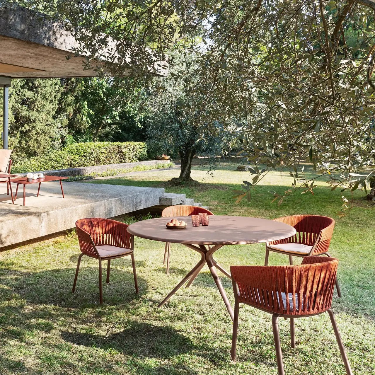 Moai Round table with top in speckled aluminium - District Furniture