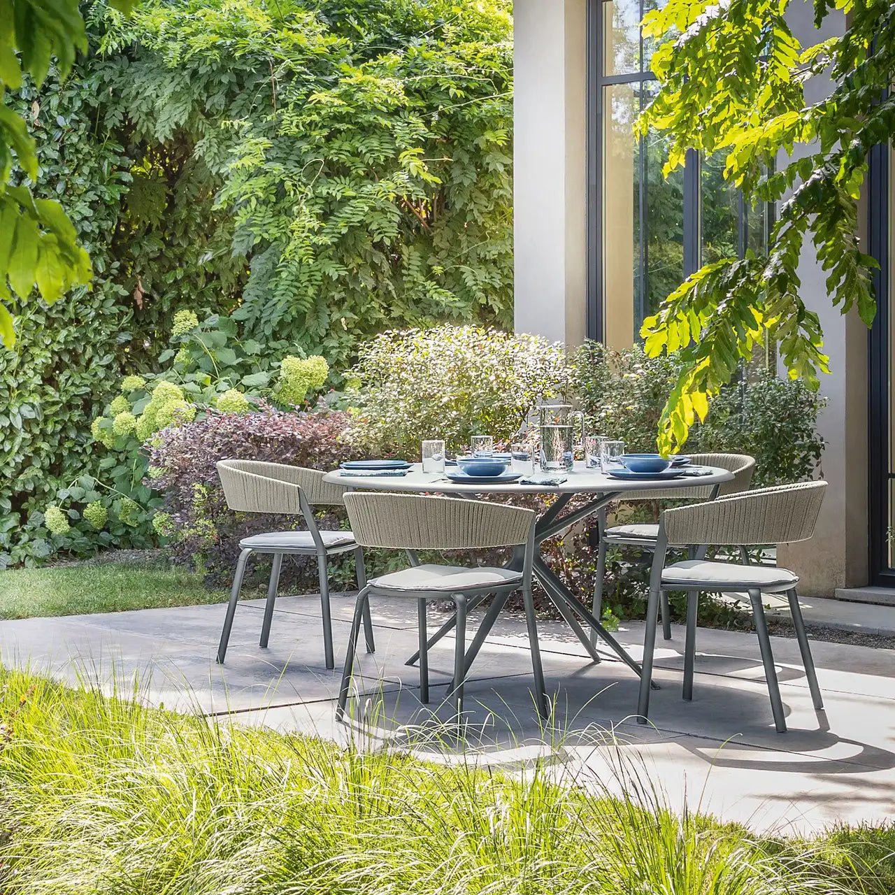 Moai Round table with top in speckled aluminium - District Furniture